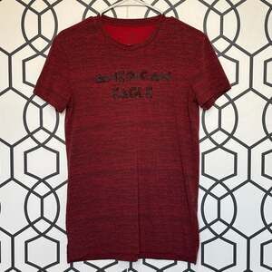 American Eagle Men's Heathered Red Graphic Tee, Raised Logo, Size XS